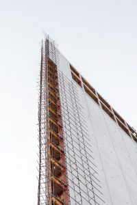 Stillas hjelper byggarbeiderne